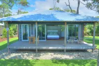 The Bungalows Hotels in Tully