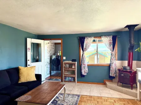 Cozy and private. 6 min drive to Beach with volcanic views.