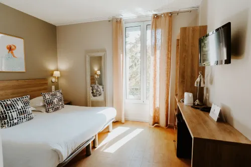 Hôtel le Petit Castel Hotels in Антіб