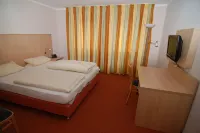 Catharinenberg Hotel - Restaurant - Biergarten Hotels in Melsdorf