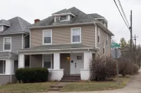 Big 3-Story Home, Walk to Campus. Hotels near High Street Gallery