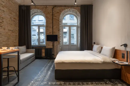 Globe Runner Hotel & Hostel