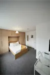 Private on Suites- Private Bathroom Every Room-1 Bus to Heathrow Airport - Parkering