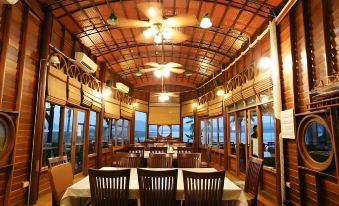 Kaengkrachan Boathouse Paradise Resort