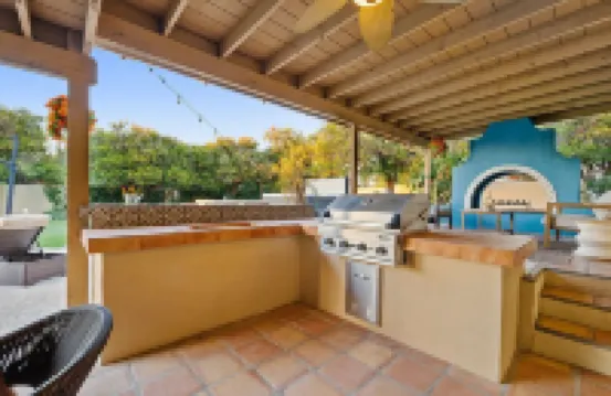 Free Heated Pool ~ Hot Tub ~ Basement Game Room ~ Large Backyard