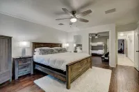 Luxurious Home - Family Game Room/ Huge Patio Hotels near Spotted Zebra