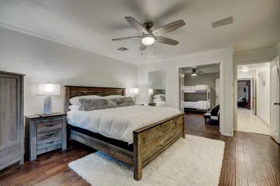 Luxurious Home - Family Game Room/ Huge Patio Hotels near Courtyard Plaza Shopping Center