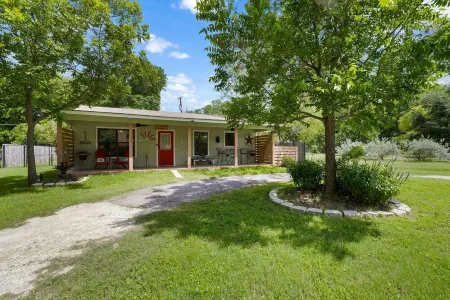 Cozy Home 3-Minutes to Canyon Lake, Guadalupe River & Whitewater Amphitheater! Отели рядом с достопримечательностью «Gypsy River Resort»