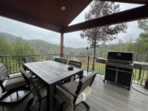 Nature Lovers Dream! Steps from Fishing Plus 140 Acres of Hiking! 4 Bedroom Home by RedAwning Hotels in Monroe County