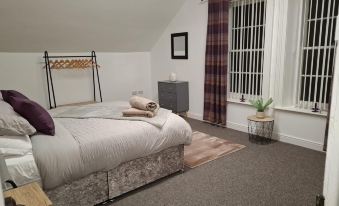 3 Bed Flat - Sleeps 6 - Parking - Wifi