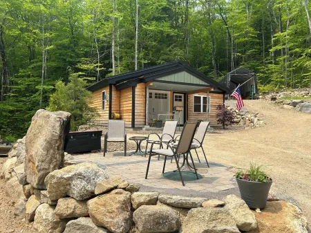 Forest Edge Homestead Charming 2 bdr. Bungalow in heart of MT Washington Valley Отели в г. Бартлетт