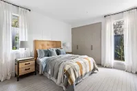 Muskoka Luxe Retreat with Pool Spa & Fire Pit Hotels in Mount Martha