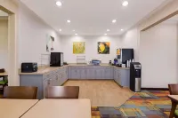 AmericInn by Wyndham Minot - breakfast
