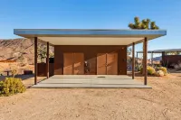 Desert Oasis with Hot Tub and Outdoor Kitchen - Stunning Modern Retreat Hotels in Pioneertown