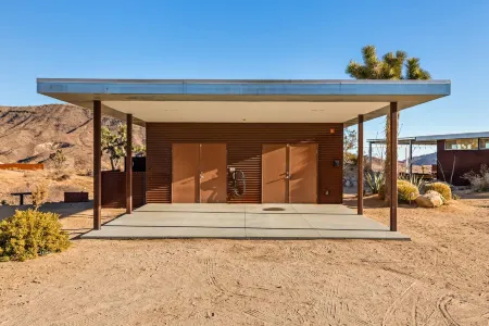 Desert Oasis with Hot Tub and Outdoor Kitchen - Stunning Modern Retreat Отели рядом с достопримечательностью «Пайониртаун»