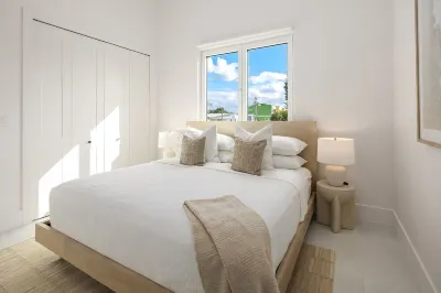 Milos Beach House "BRAND NEW" A Luxe Haven Steps from the Beach-ROOFTOP SWIMMING