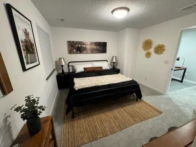 NEW Near UNI Modern Spotless Townhome 노르딕 리지 공원 주변 호텔