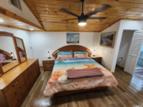 Shadow's Oasis, Tropical Cozy 2/2 w/ Pool, Sundeck & Fishing in your own space!