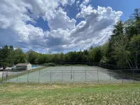 2 bedroom (sleeps 6) cozy condo in the heart of North Conway, NH.