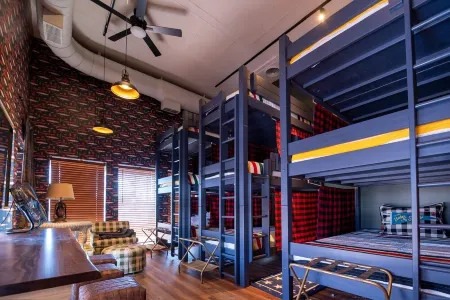 Luxury Lakeside Penthouse Lodge with Boatslip and Bunk Room!