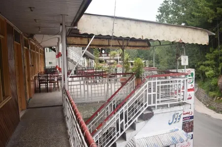 Shaheen Hotel and Restaurant Отели в г. Gharial Camp