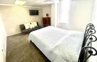 Downtown condo Cozy 2-bedroom  with WiFi, AC in charming Owensboro Hotels near International Bluegrass Music Museum office