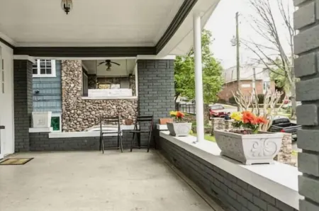 Trendy Lakeview Craftsman Отели рядом с достопримечательностью «Вулкан Парк энд Музеум»