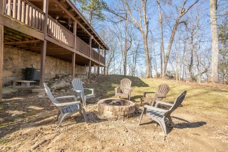 Comfort Cabin Bearway to Heaven w Private Hot Tub Отели рядом с достопримечательностью «Gateway RV Park & Campground»