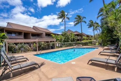 Modern & Tropical Oceanside Vistas Hotels in Kalepolepo Beach