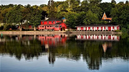 The Water's Edge Inn Отели в г. Стерлинг-Родон