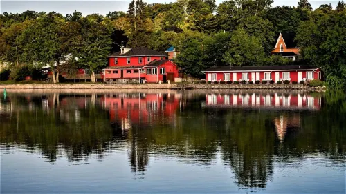 The Water's Edge Inn Hotels in Campbellford