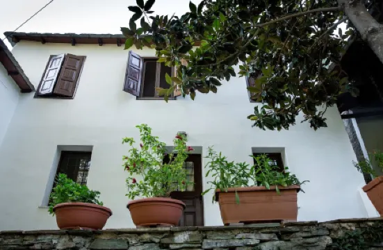 Secluded Cottage Guesthouse in the Mountains