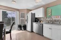 Comfortable 4BR Getaway: Wifi & Parking Included