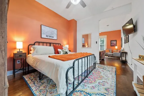 The Clementine - Walk to Restaurants, Shops, Bars in Historic Downtown!