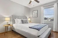 Large Pool, Near State Farm Stdm and Many Entertainment Districts!