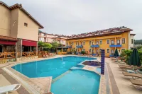 Suzanne Hotel & Restaurant - Pools