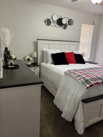 Charming 2-bedroom condo in pleasant Norman with WiFi, AC