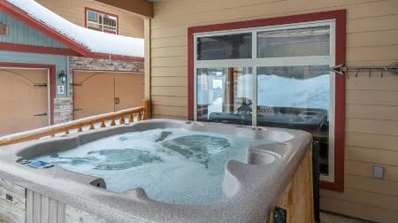 I Spy - Cozy Pet Friendly, Ski in/Ski Out Condo with Private Hot Tub
