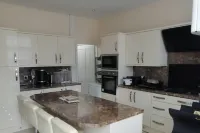 Charming Bradford Room to Rent with Shared Facilities Hotels in Low Moor