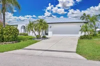 SUPERB! LOCATION! 1 BLOCK 2 FISH VILLE MODERN HOME-HEATED SALT POOL-SPA-E BIKES