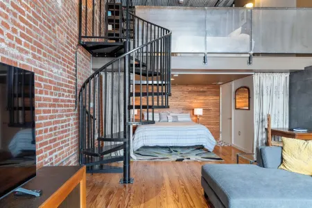 Urban Chic Meets Southern Comfort – Industrial Modern Loft in Downtown Lafayette Отели рядом со станцией Amtrak Railway Station