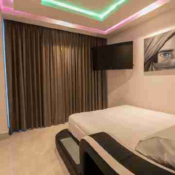 VISITORS ALLOWED. Super Modern 3BR Futuristic Illuminato Apt Rooms