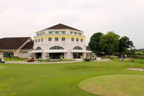 Entire House in Safe & Peaceful, Gated, Golf Community with 2 Swimming Pools. Hotels in General Trias