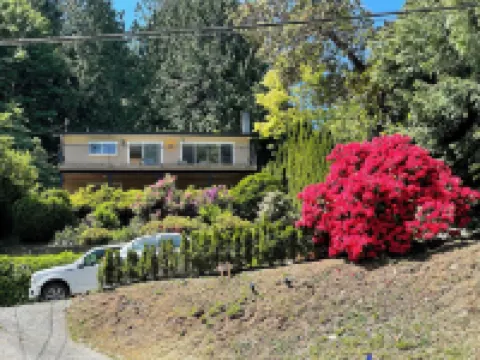 Cozy Home with Ocean and Mountain views. Family sized wth game room and deck