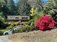 Cozy Home with Ocean and Mountain views. Family sized wth game room and deck