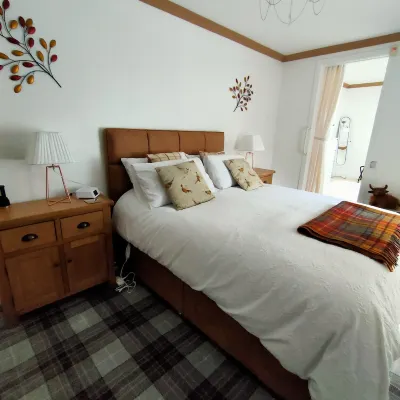 OLD SMIDDY APARTMENT, BALLOCH, LOCH LOMOND SLEEPS 3 IN FAMILY ROOM Hotels in 