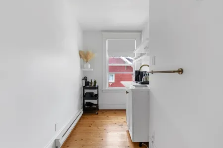 Studio 7 ~ 1 BDRM w/ Private Bath & Living Room Отели рядом со станцией Залізнична станція Монктон