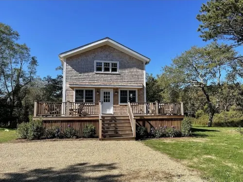 Contemporary cottage with outdoor shower infrared sauna 6 Min drive to the beach