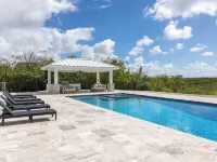 Rum& Little Barron Villa: Your North Side Haven-Beach, Ocean, Garden Views! Hotels in North Side