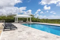 Rum& Little Barron Villa: Your North Side Haven-Beach, Ocean, Garden Views!
